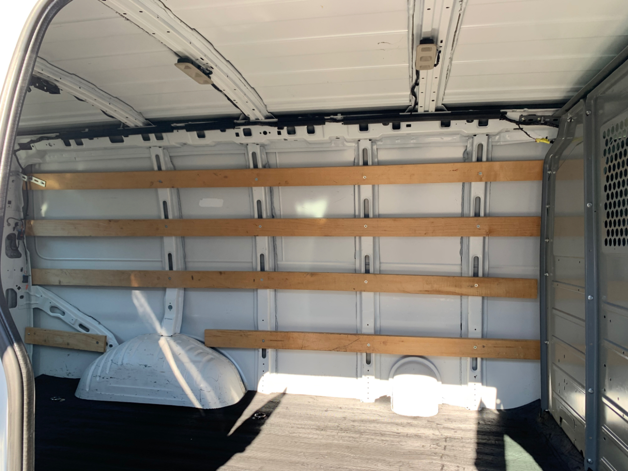 GMC Savana Cargo Van RWD 2500 135" 2017