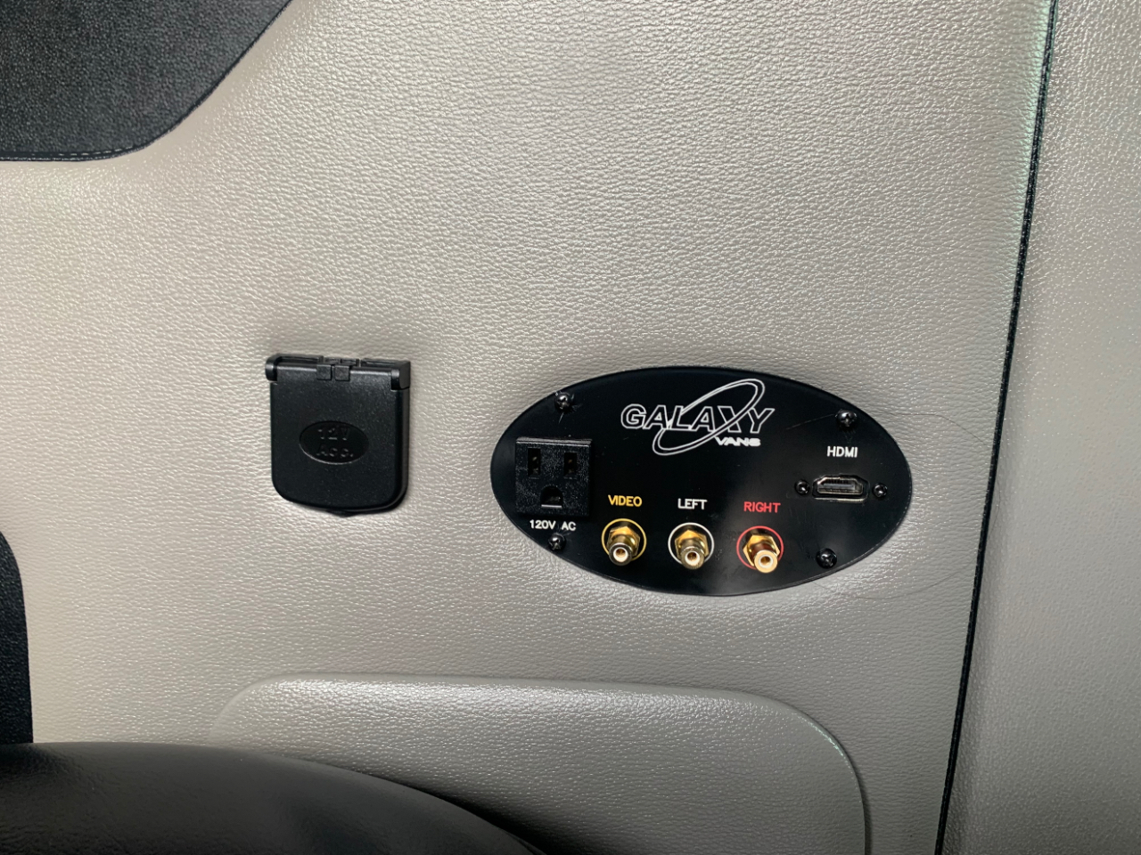 Ford Transit Van T-250 148" Med Rf 9000 GVWR Sliding RH Dr 2018