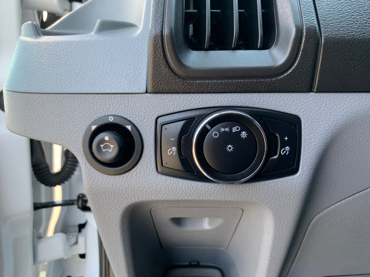 Ford Transit Wagon T-350 148" Low Roof XLT Swing-Out RH Dr 2016