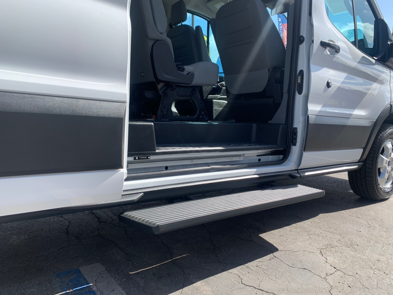 Ford Transit Wagon T-350 148" Low Roof XLT Sliding RH Dr 2017