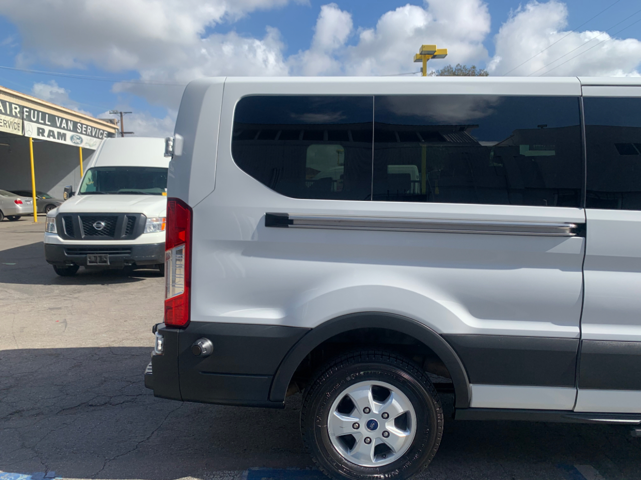 Ford Transit Wagon T-350 148" Low Roof XLT Sliding RH Dr 2017