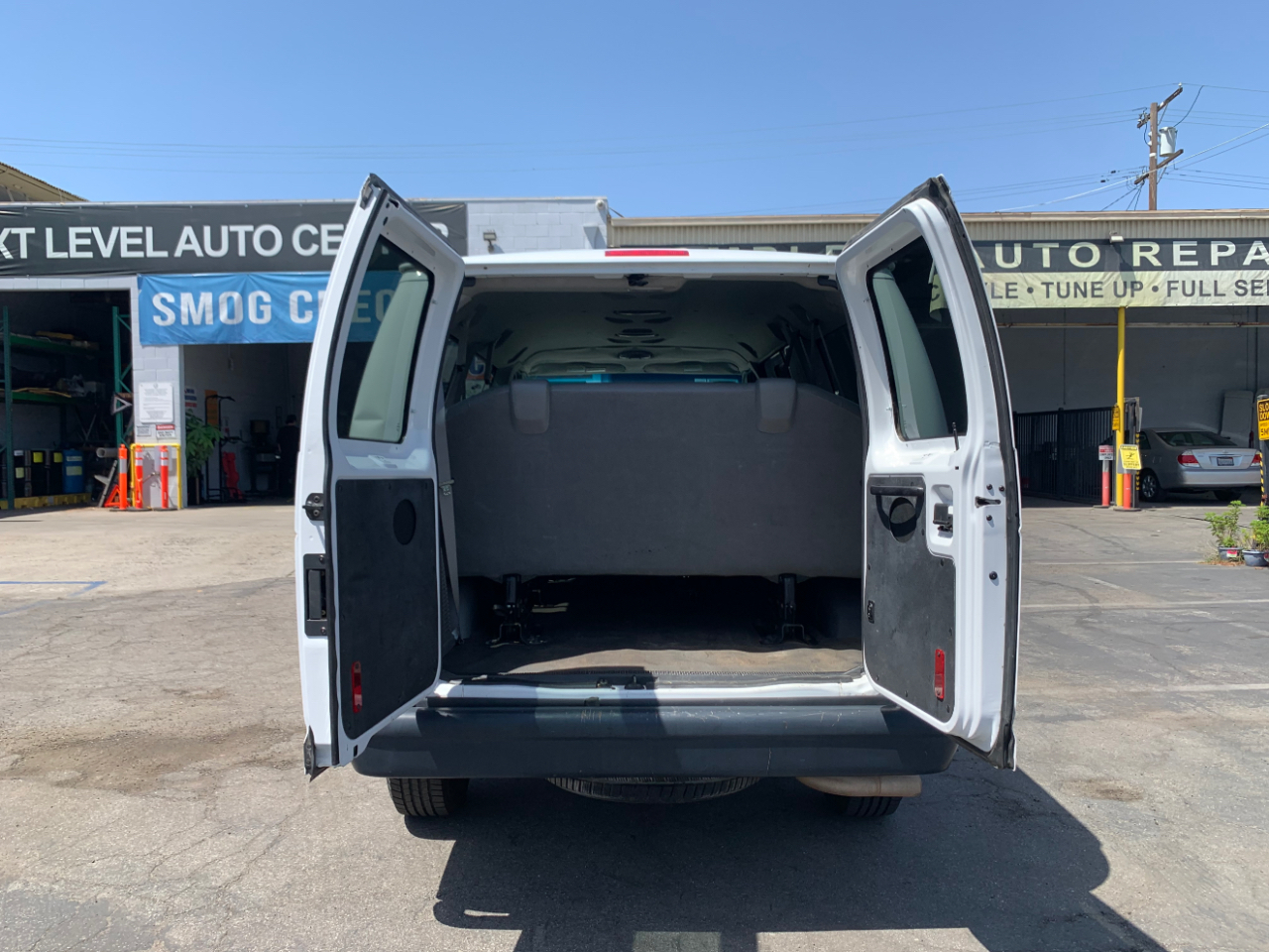 Ford Econoline Wagon E-350 Super Duty XL 2011