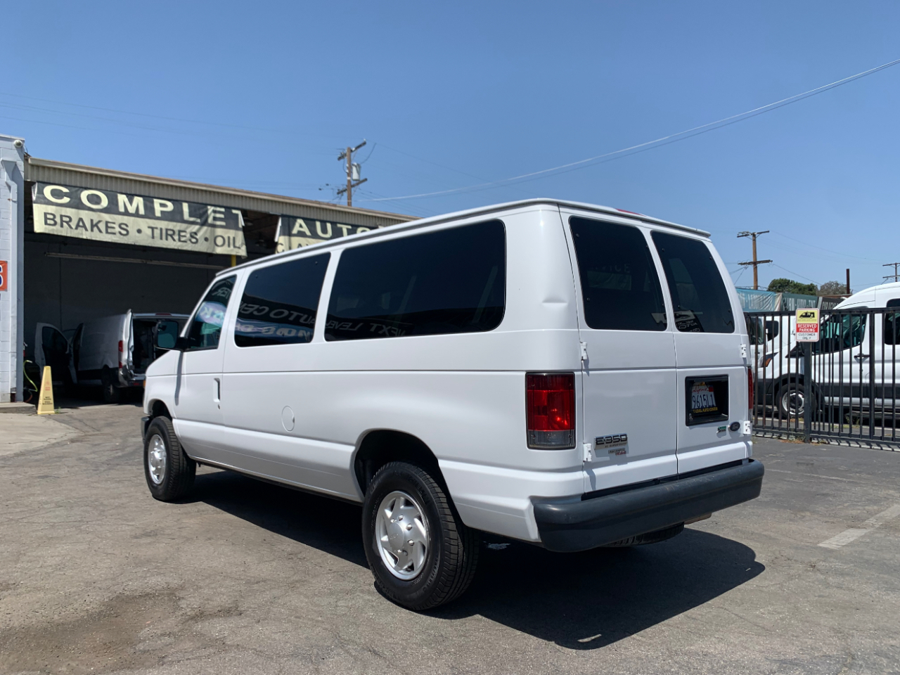 Ford Econoline Wagon E-350 Super Duty XL 2011