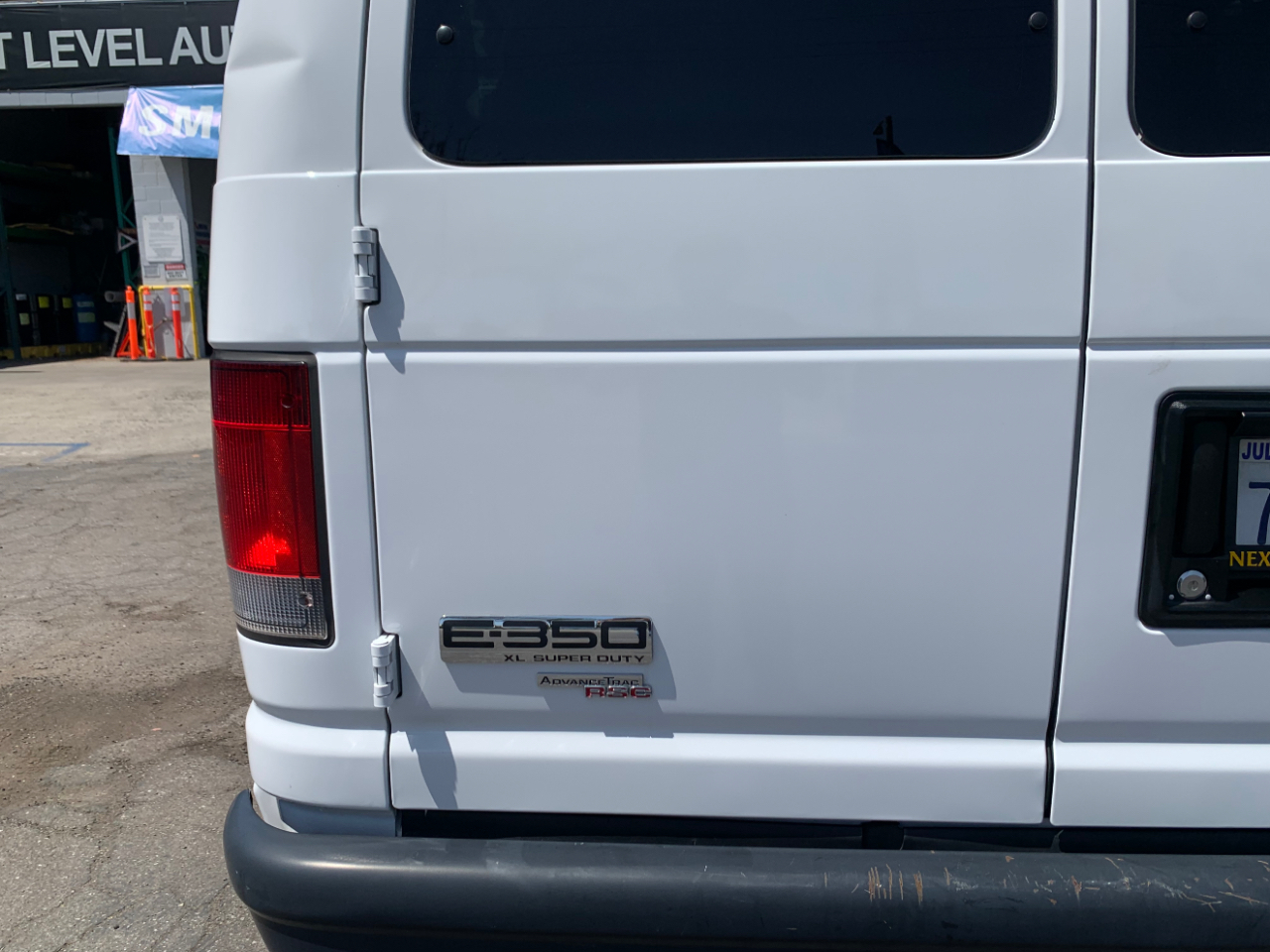 Ford Econoline Wagon E-350 Super Duty XL 2011
