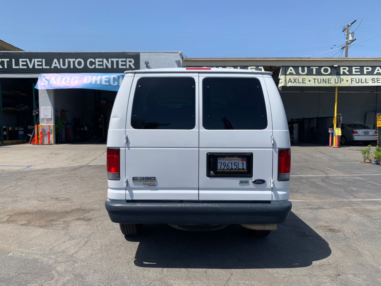 Ford Econoline Wagon E-350 Super Duty XL 2011
