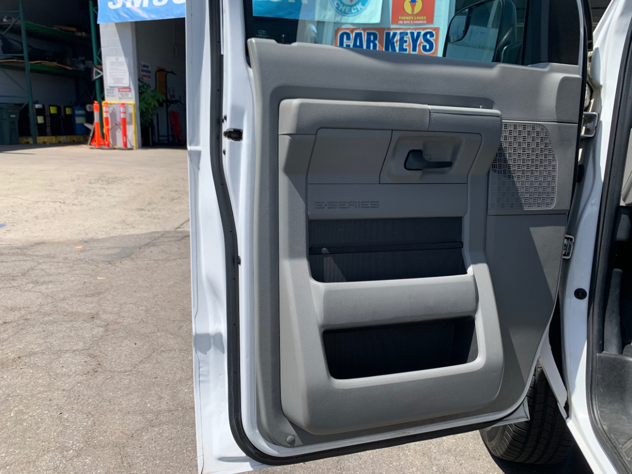 Ford Econoline Wagon E-350 Super Duty XL 2011