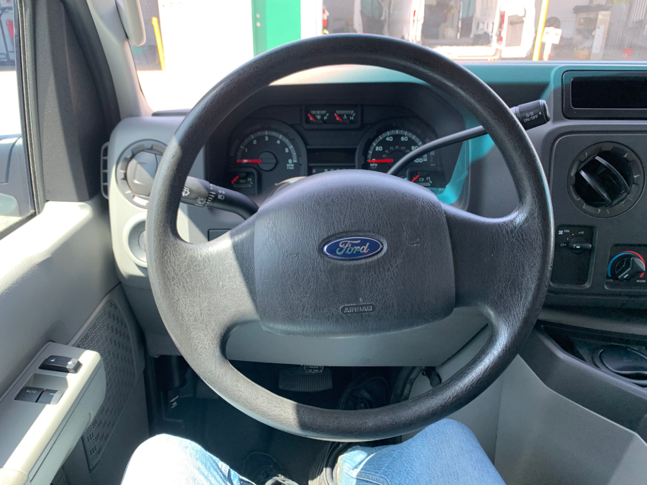 Ford Econoline Wagon E-350 Super Duty XL 2011