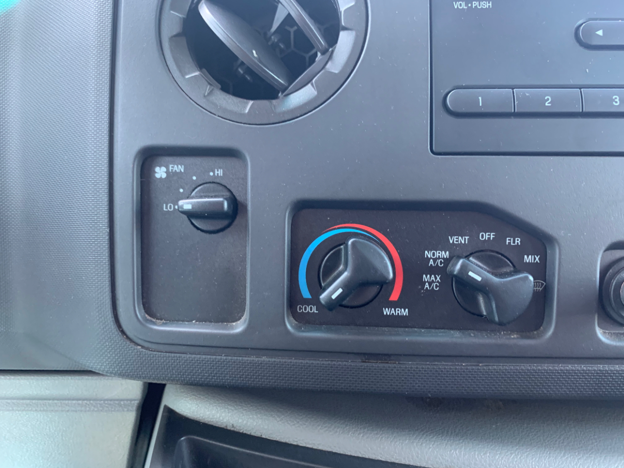 Ford Econoline Wagon E-350 Super Duty XL 2011