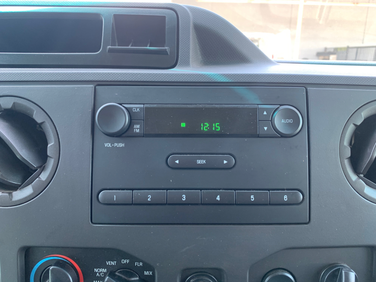 Ford Econoline Wagon E-350 Super Duty XL 2011