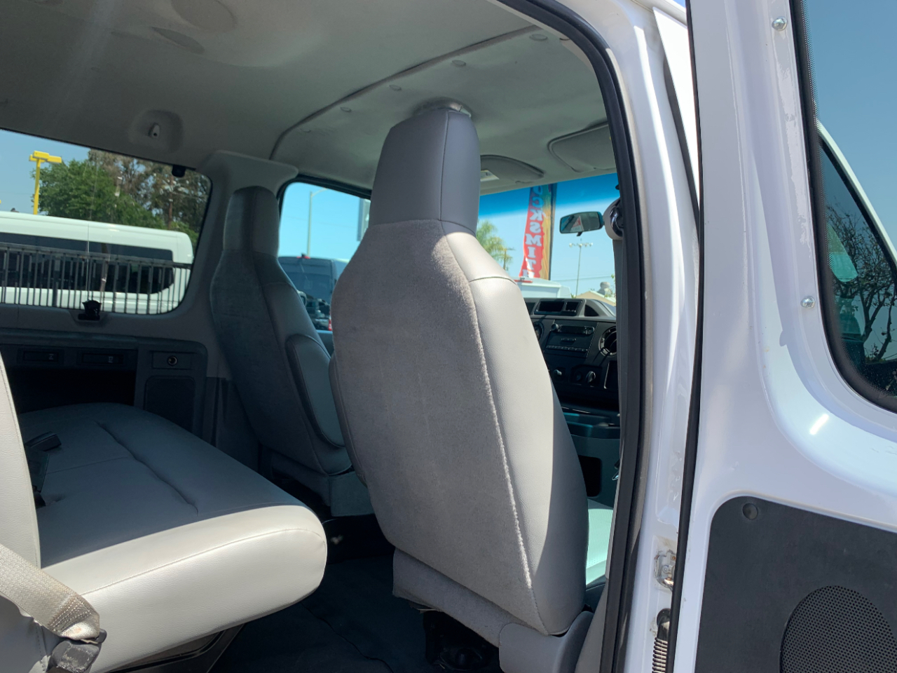 Ford Econoline Wagon E-350 Super Duty XL 2011
