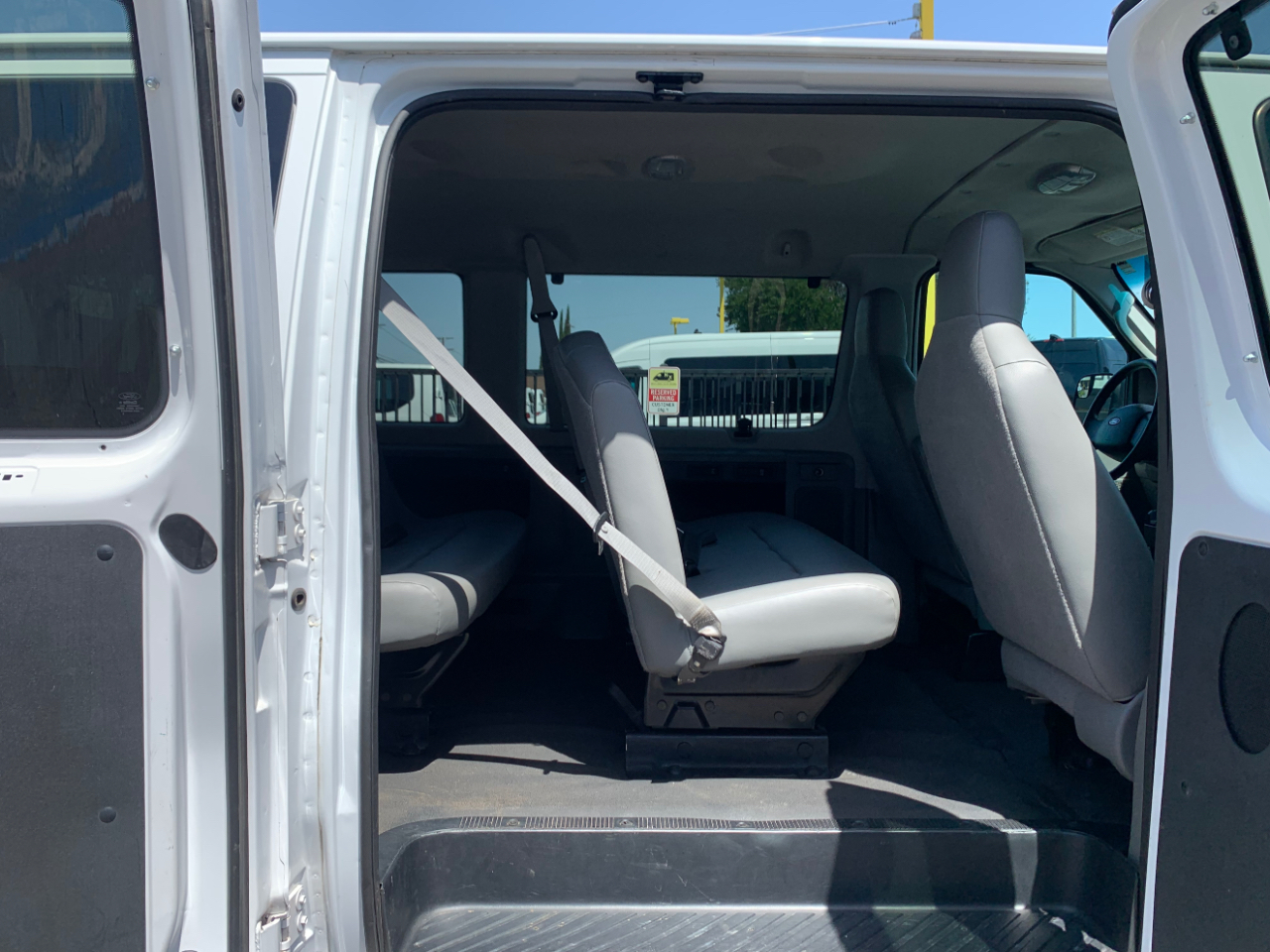 Ford Econoline Wagon E-350 Super Duty XL 2011