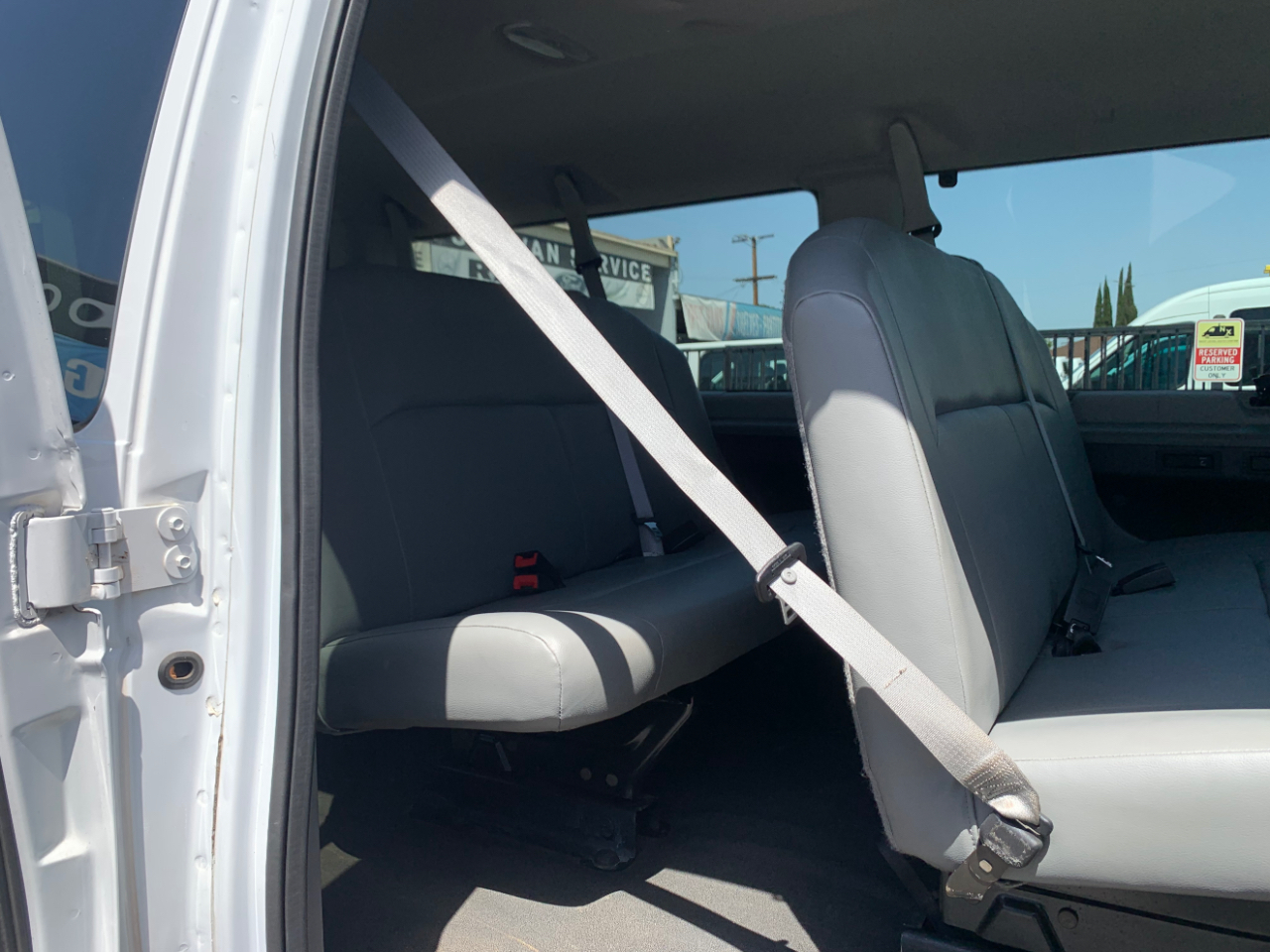 Ford Econoline Wagon E-350 Super Duty XL 2011