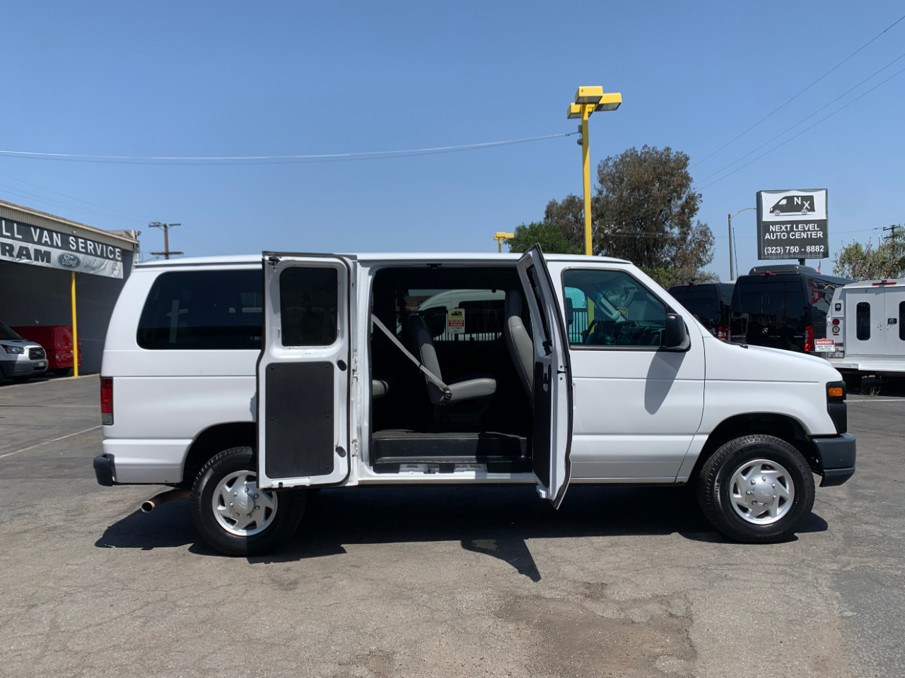 Ford Econoline Wagon E-350 Super Duty XL 2011
