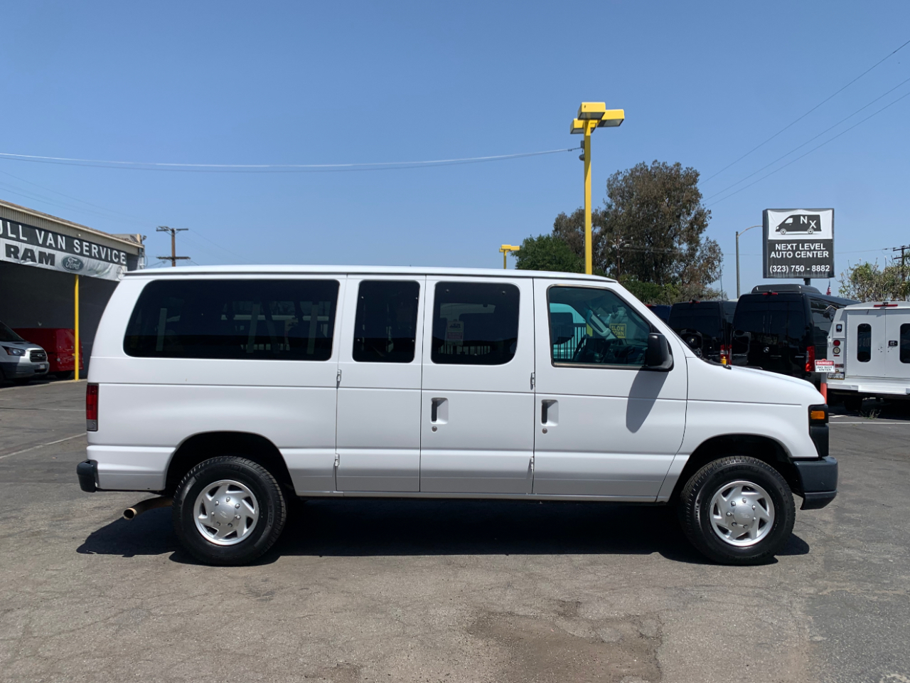 Ford Econoline Wagon E-350 Super Duty XL 2011