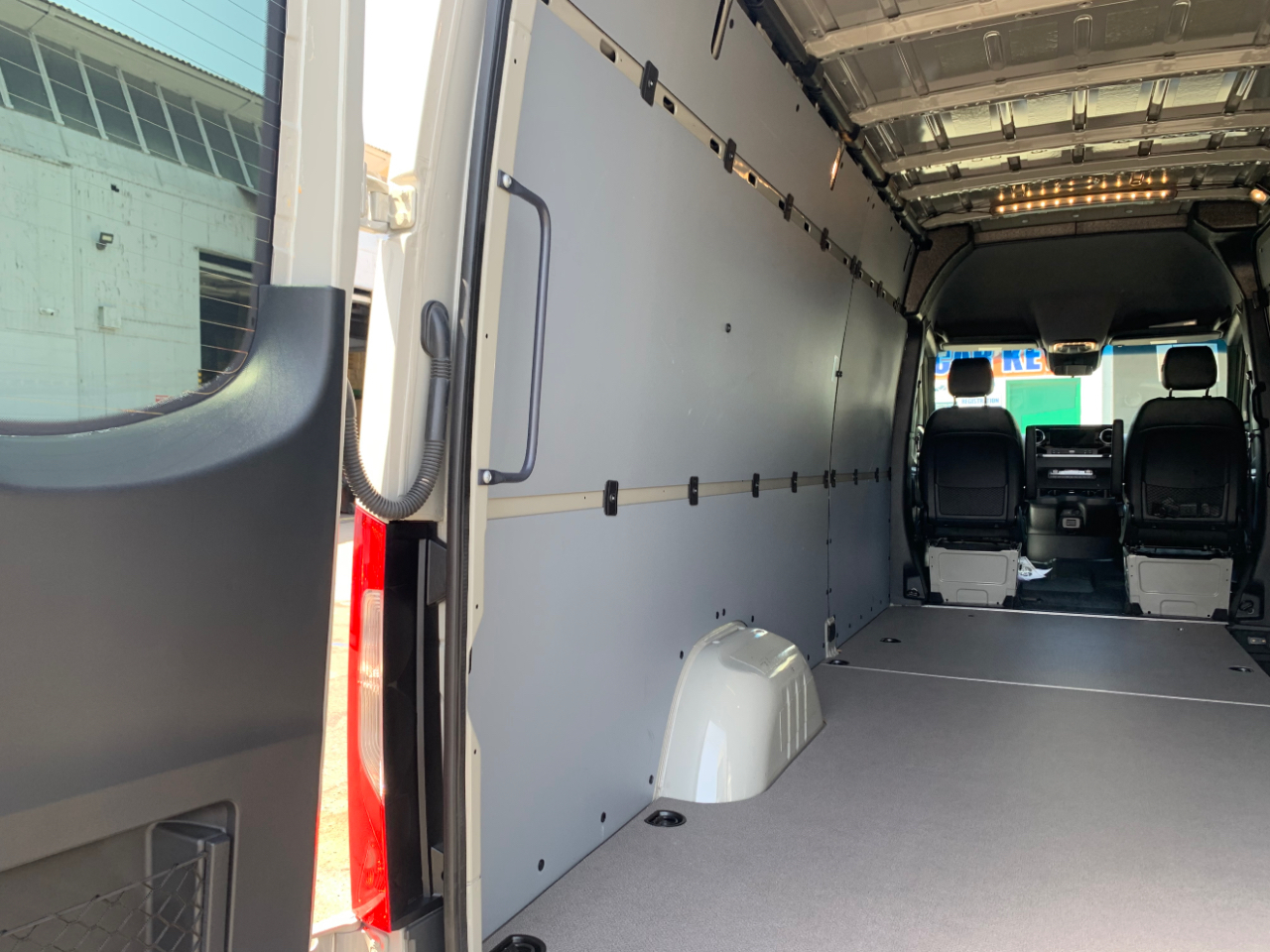 Mercedes-Benz Sprinter Van 2500 High Roof V6 170" RWD 2022