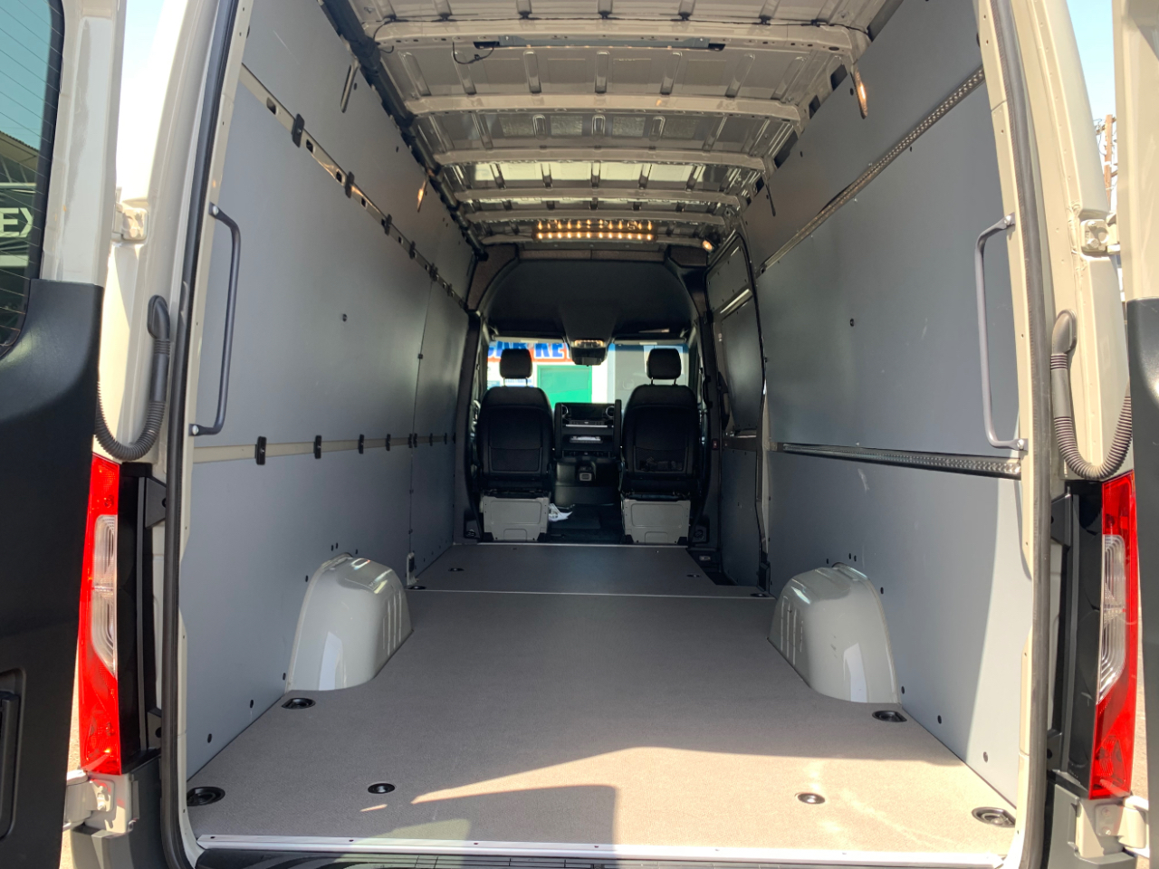 Mercedes-Benz Sprinter Van 2500 High Roof V6 170" RWD 2022