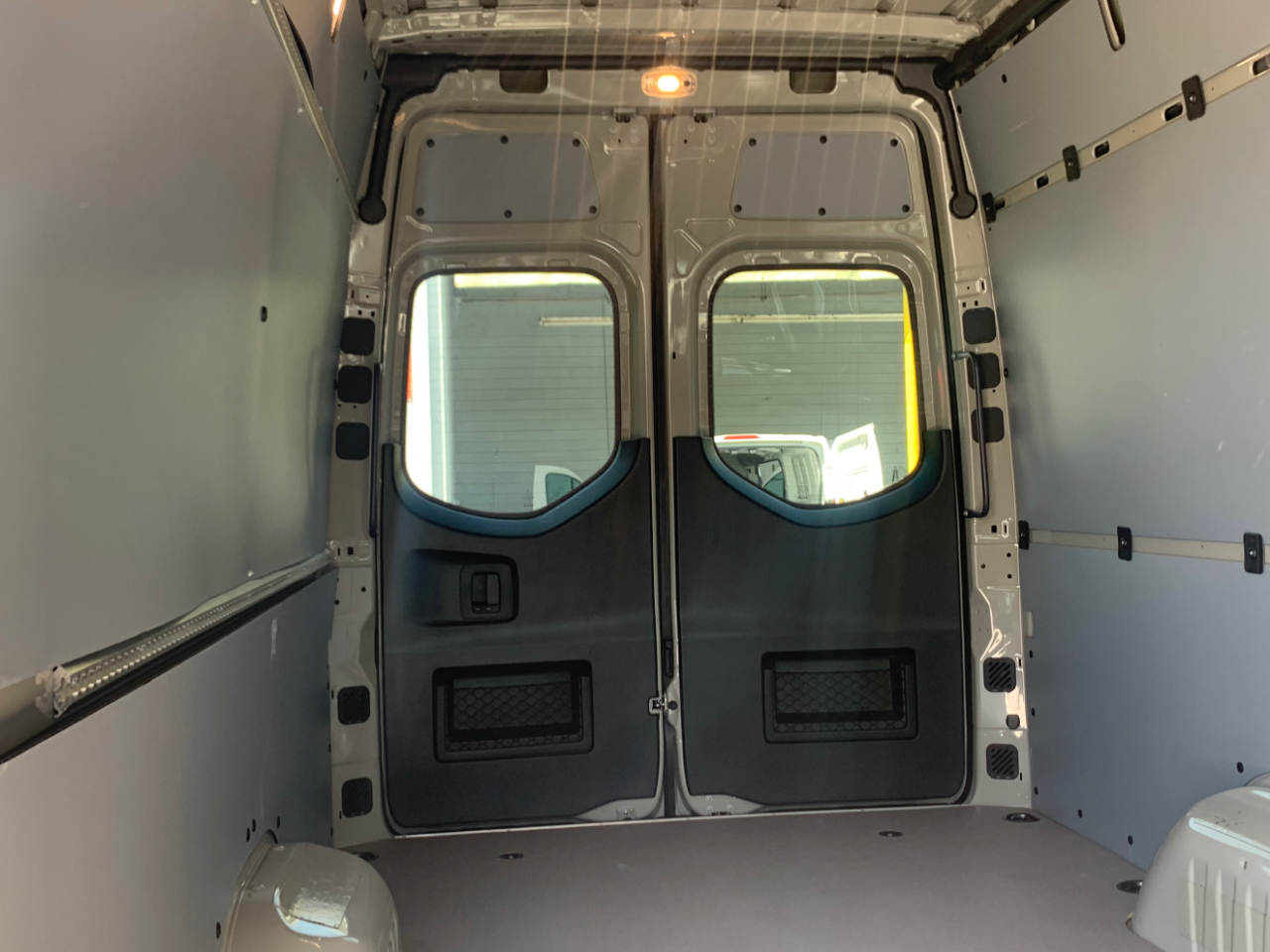 Mercedes-Benz Sprinter Van 2500 High Roof V6 170" RWD 2022