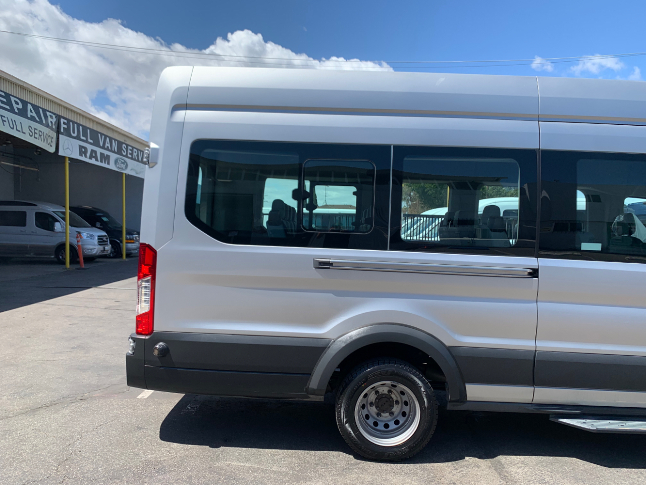 Ford Transit Wagon T-350 148" EL High Roof XLT Sliding RH Dr DRW 2017