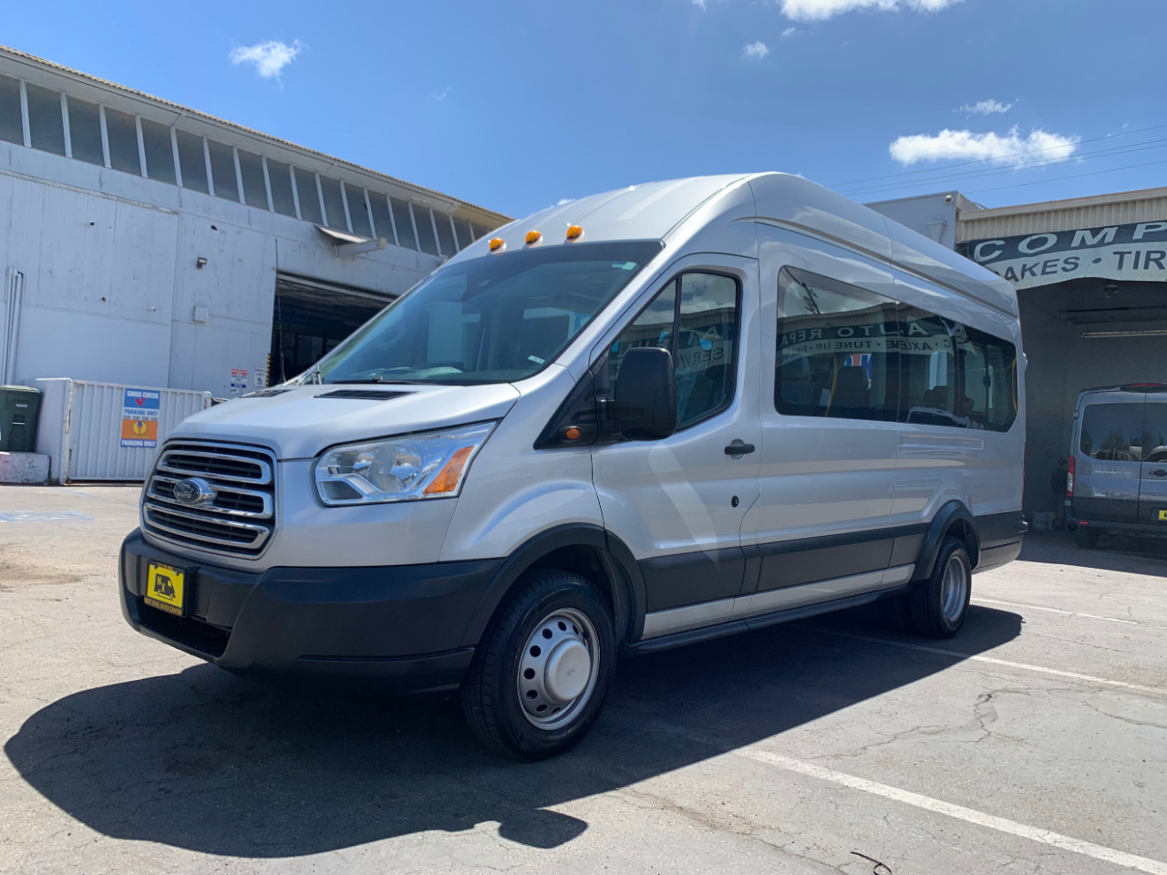 Ford Transit Wagon T-350 148" EL High Roof XLT Sliding RH Dr DRW 2017