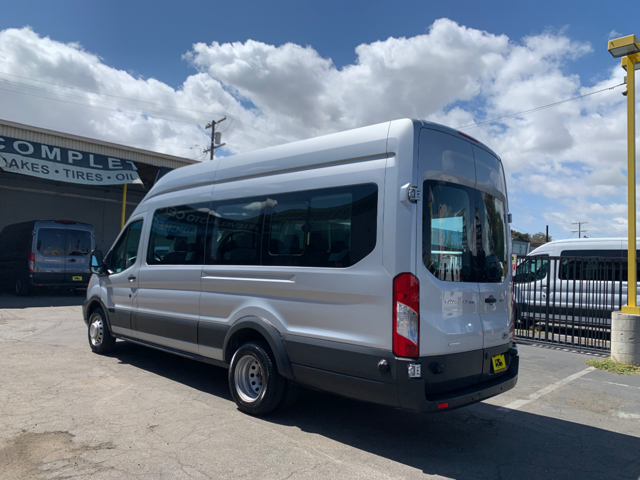 Ford Transit Wagon T-350 148" EL High Roof XLT Sliding RH Dr DRW 2017