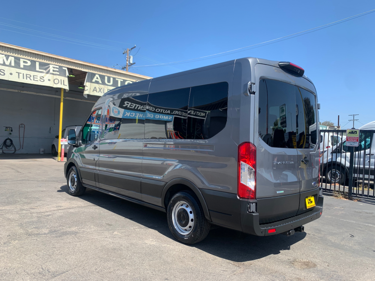 Ford Transit Passenger Wagon T-350 148" Med Roof XLT RWD 2022