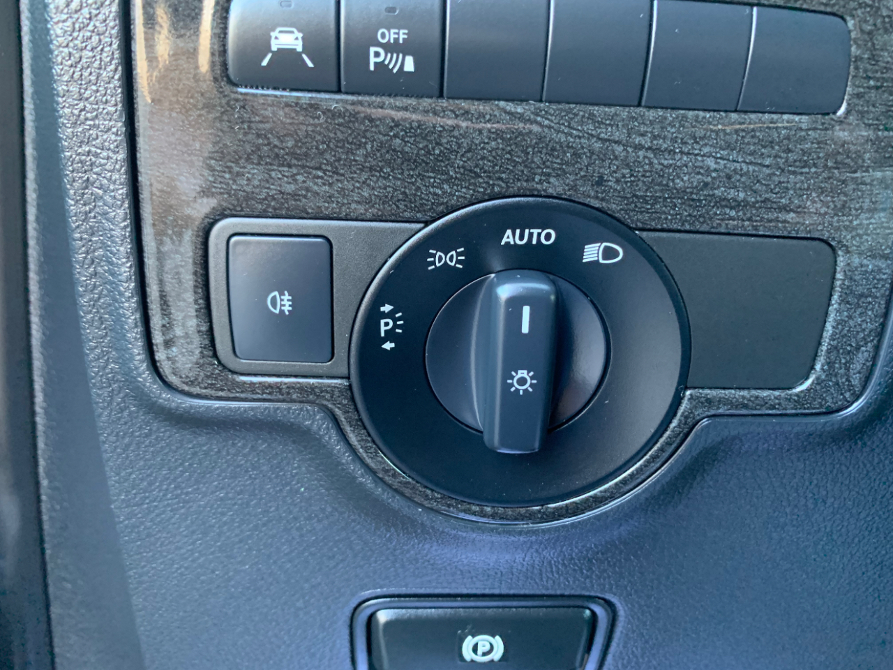 Mercedes-Benz Metris Passenger Van Standard Roof 126" Wheelbase 2018