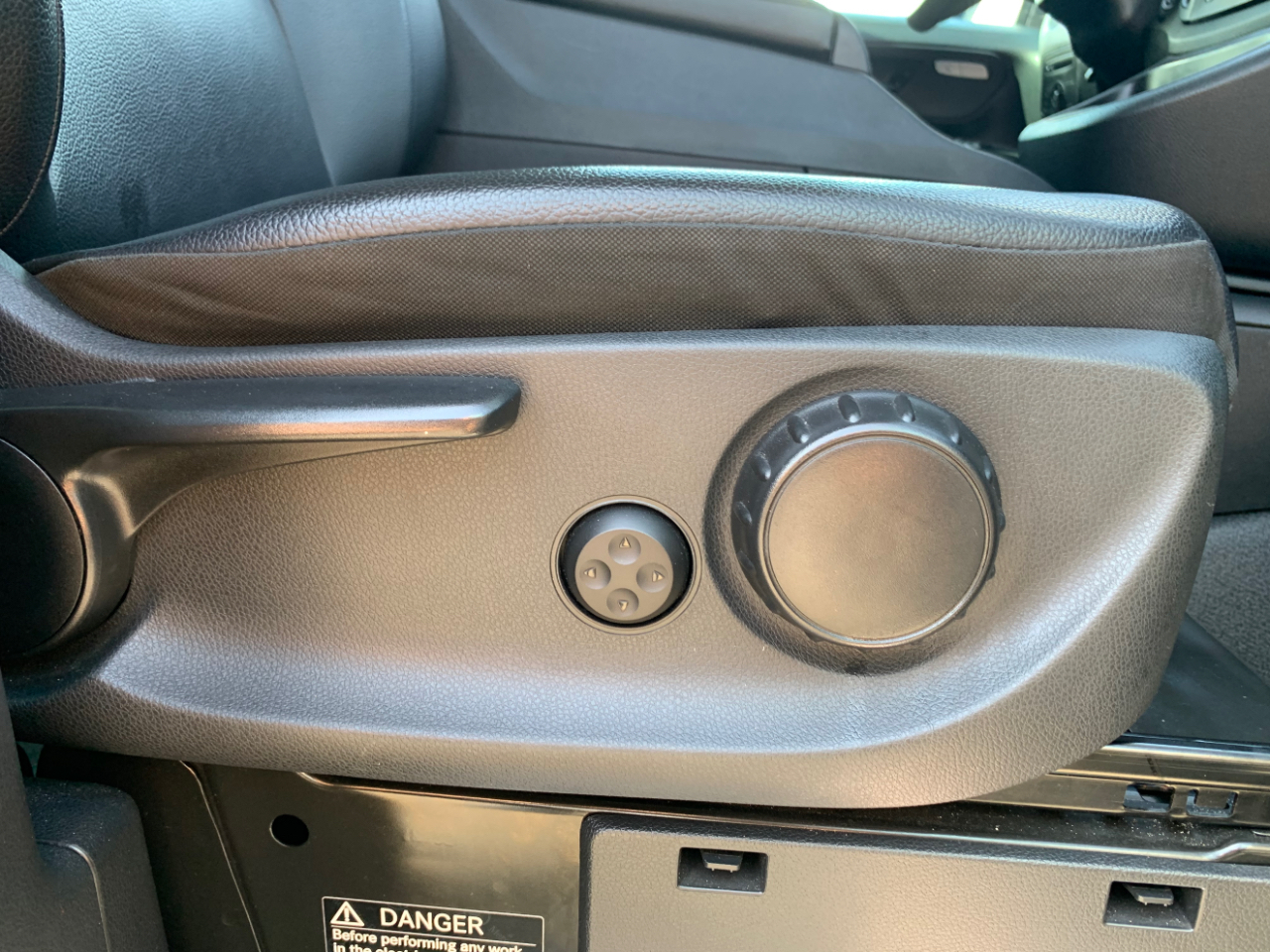 Mercedes-Benz Metris Passenger Van Standard Roof 126" Wheelbase 2019