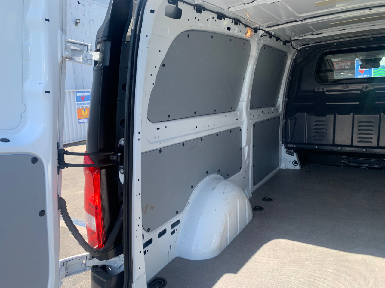Mercedes-Benz Metris Cargo Van Standard Roof 135" Wheelbase 2022