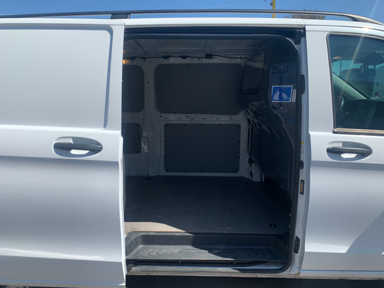 Mercedes-Benz Metris Cargo Van Standard Roof 135" Wheelbase 2022