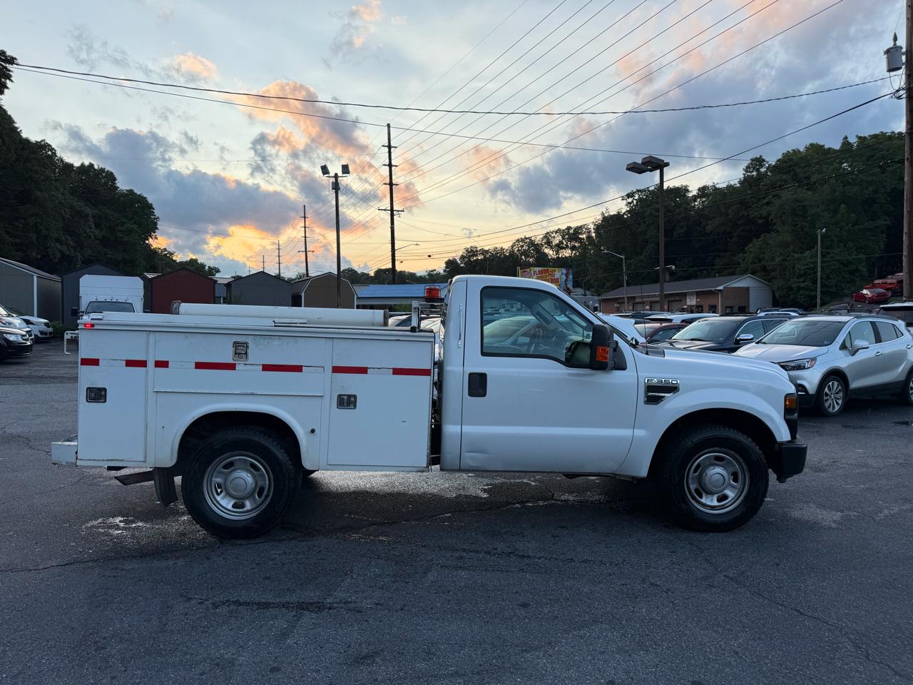 Ford Super Duty F-350 SRW 2WD Reg Cab 137" XLT 2010