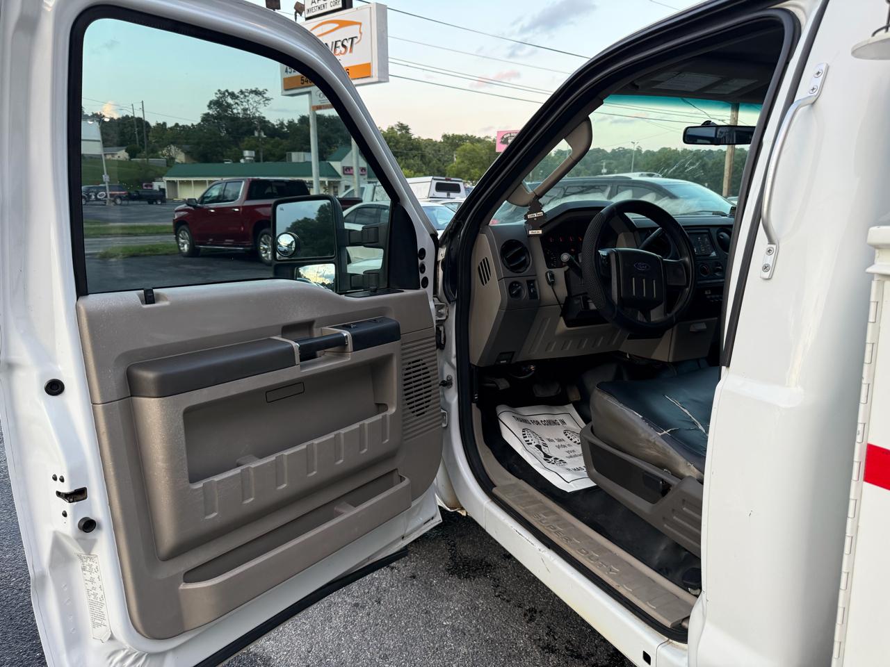 Ford Super Duty F-350 SRW 2WD Reg Cab 137" XLT 2010