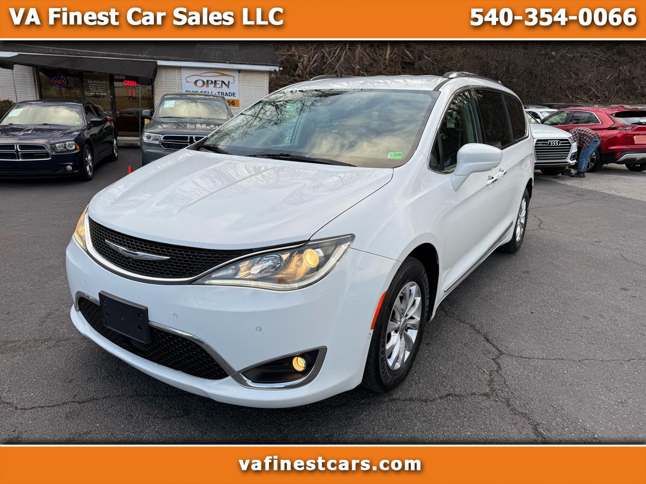 2018 Chrysler Pacifica Touring L's photo