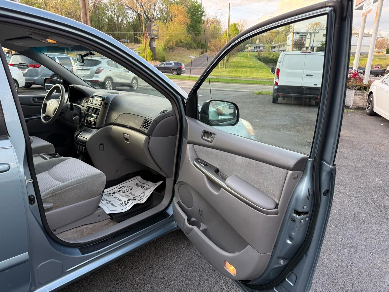 Toyota Sienna 5dr 7-Pass Van CE FWD (Natl) 2008