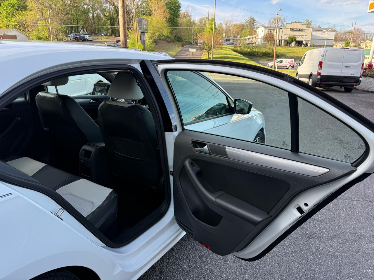 Volkswagen Jetta Sedan 4dr Auto 1.8T Sport PZEV 2016