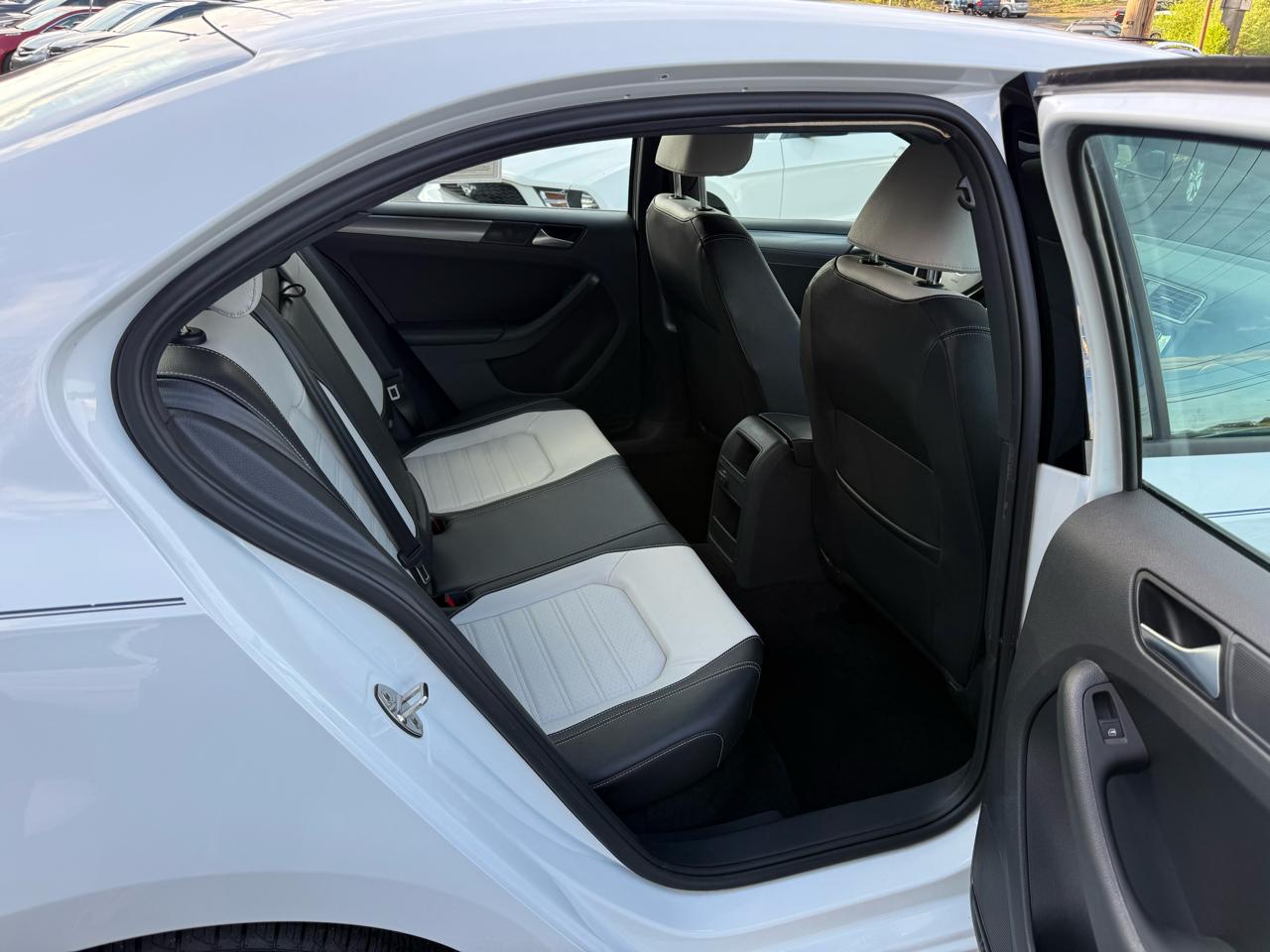 Volkswagen Jetta Sedan 4dr Auto 1.8T Sport PZEV 2016