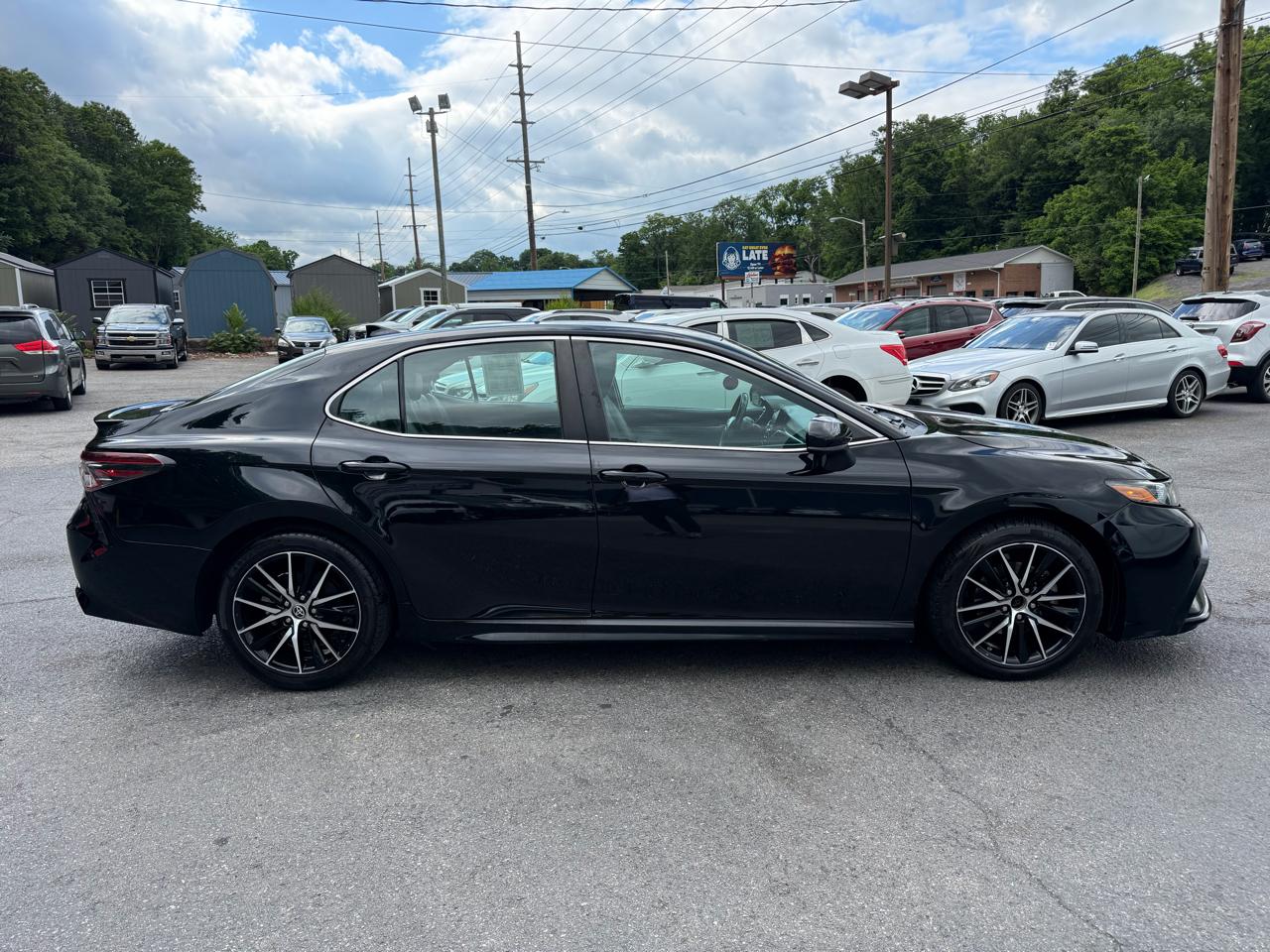 Toyota Camry SE Auto (Natl) 2021