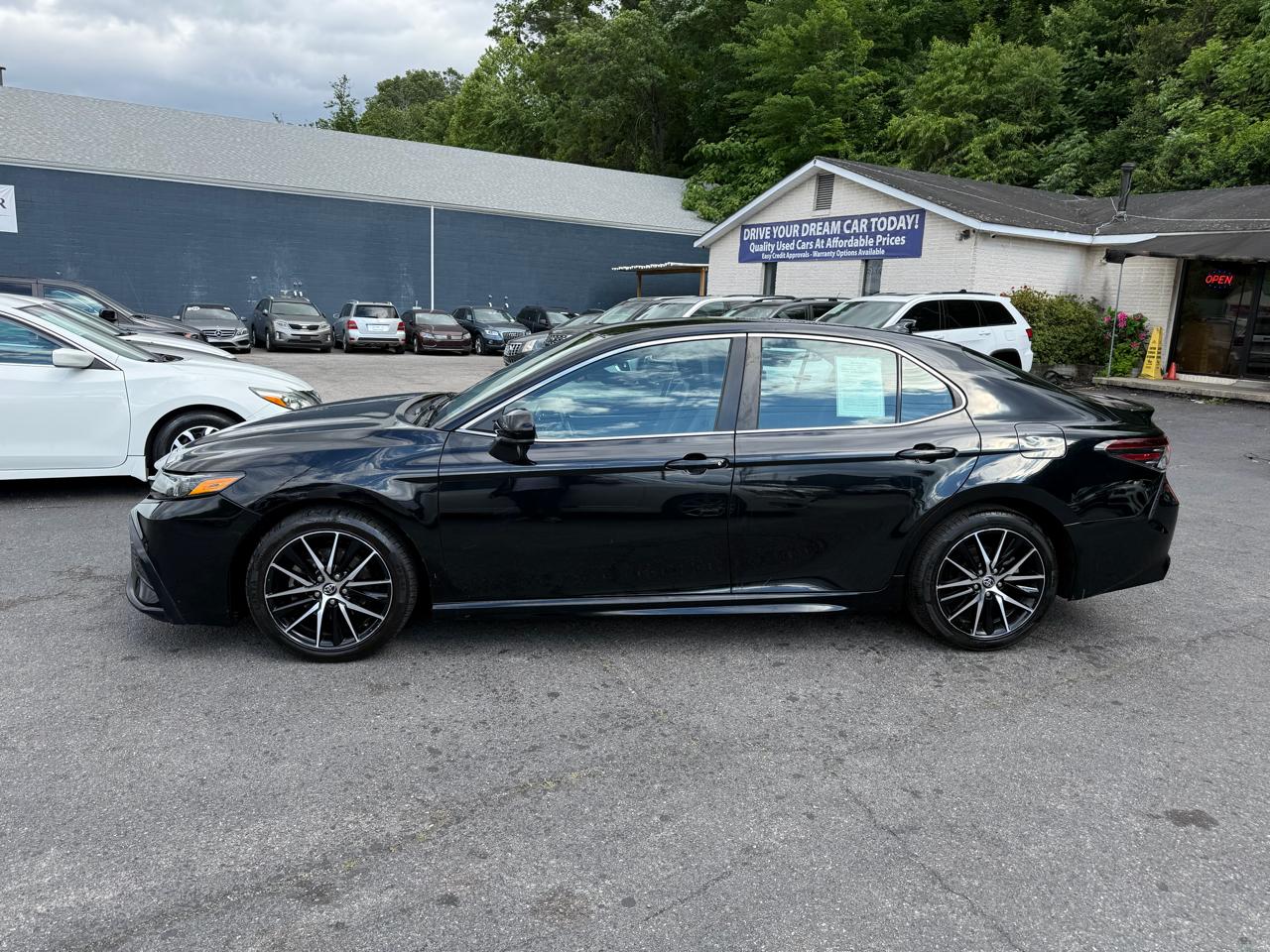 Toyota Camry SE Auto (Natl) 2021