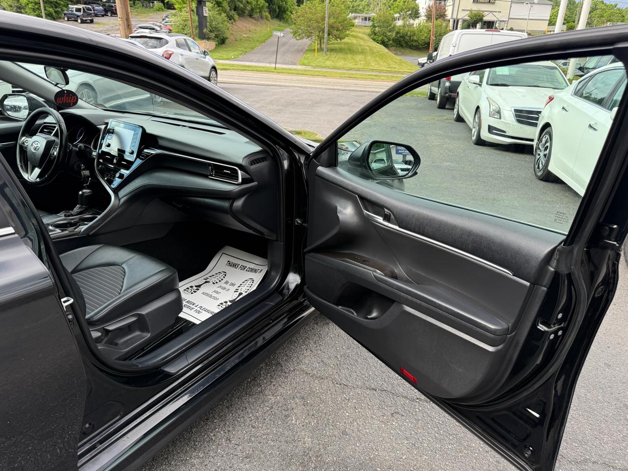 Toyota Camry SE Auto (Natl) 2021