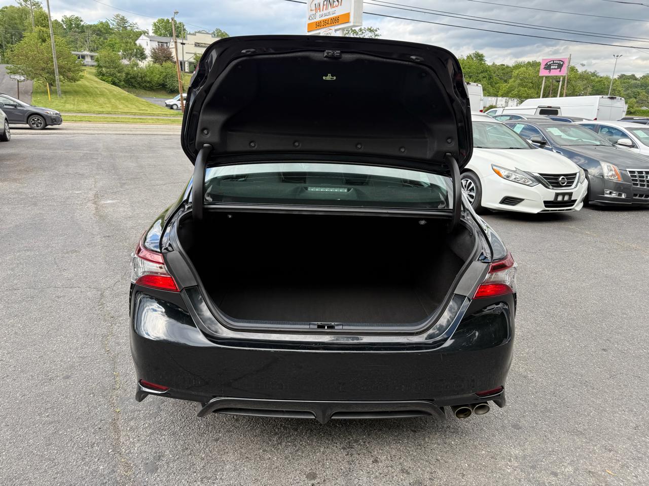 Toyota Camry SE Auto (Natl) 2021