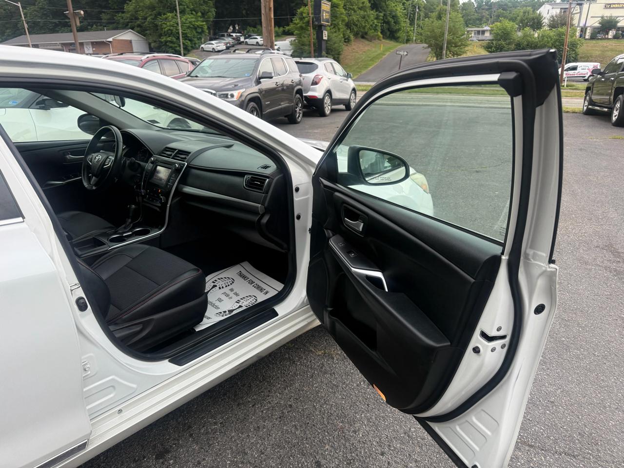 Toyota Camry 4dr Sdn I4 Auto SE w/Special Edition Pkg (Natl) 2016