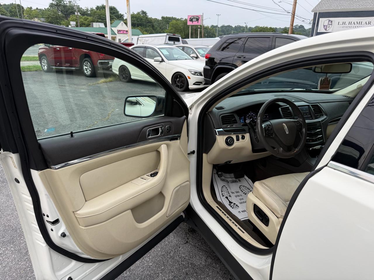 Lincoln MKS 4dr Sdn 3.7L FWD 2013