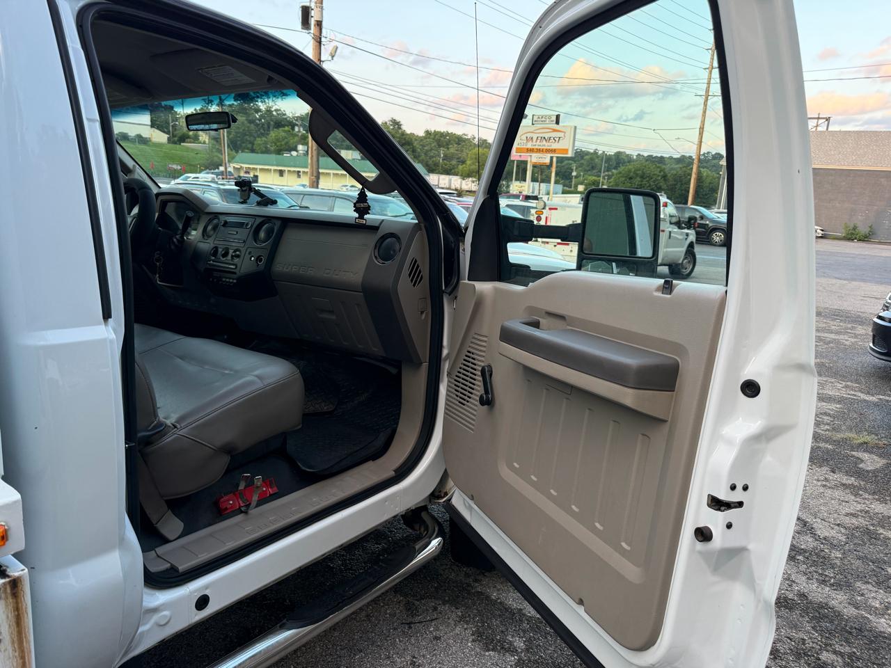 Ford Super Duty F-550 DRW 4WD Reg Cab 141" WB 60" CA XLT 2008