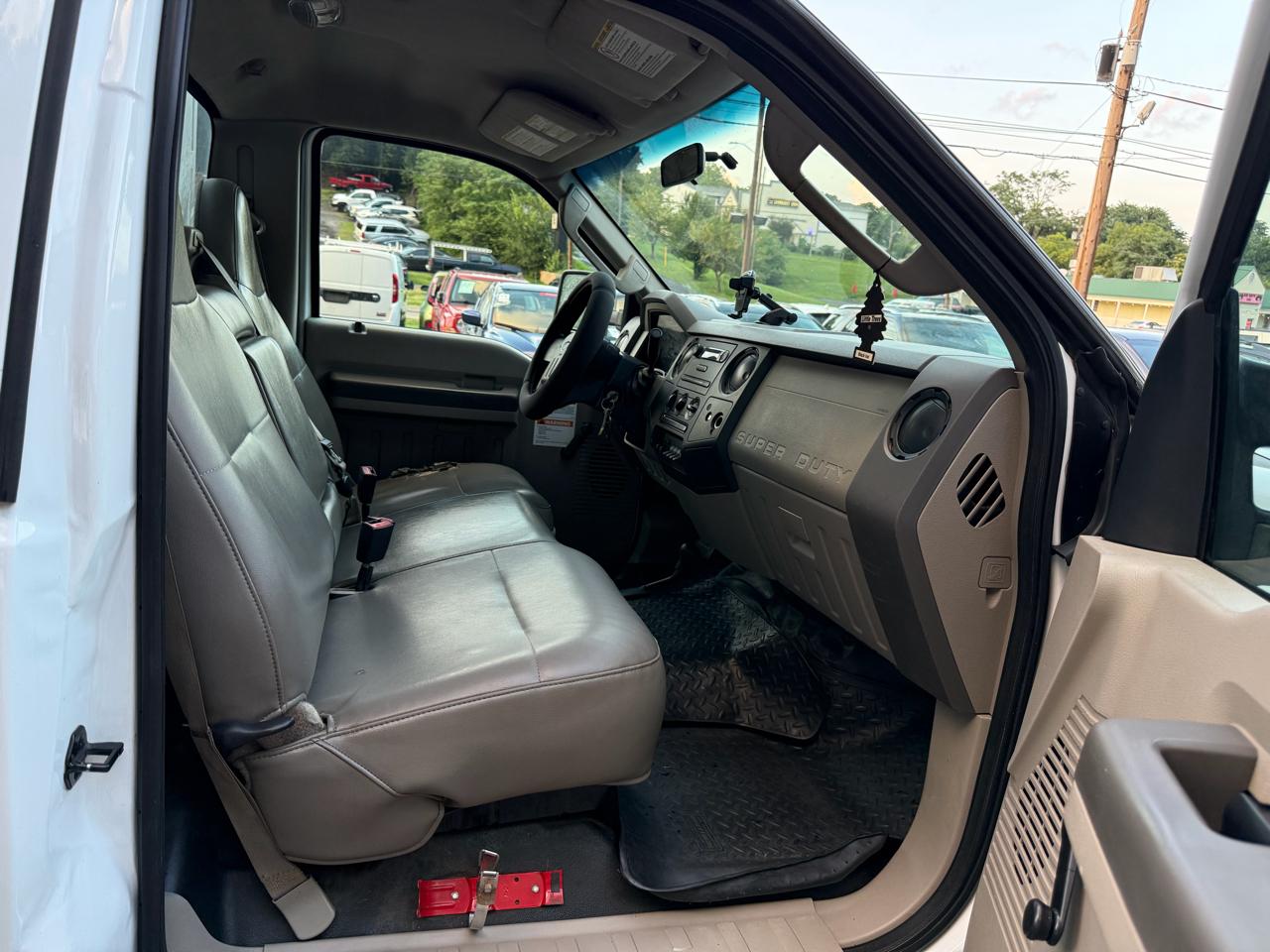 Ford Super Duty F-550 DRW 4WD Reg Cab 141" WB 60" CA XLT 2008