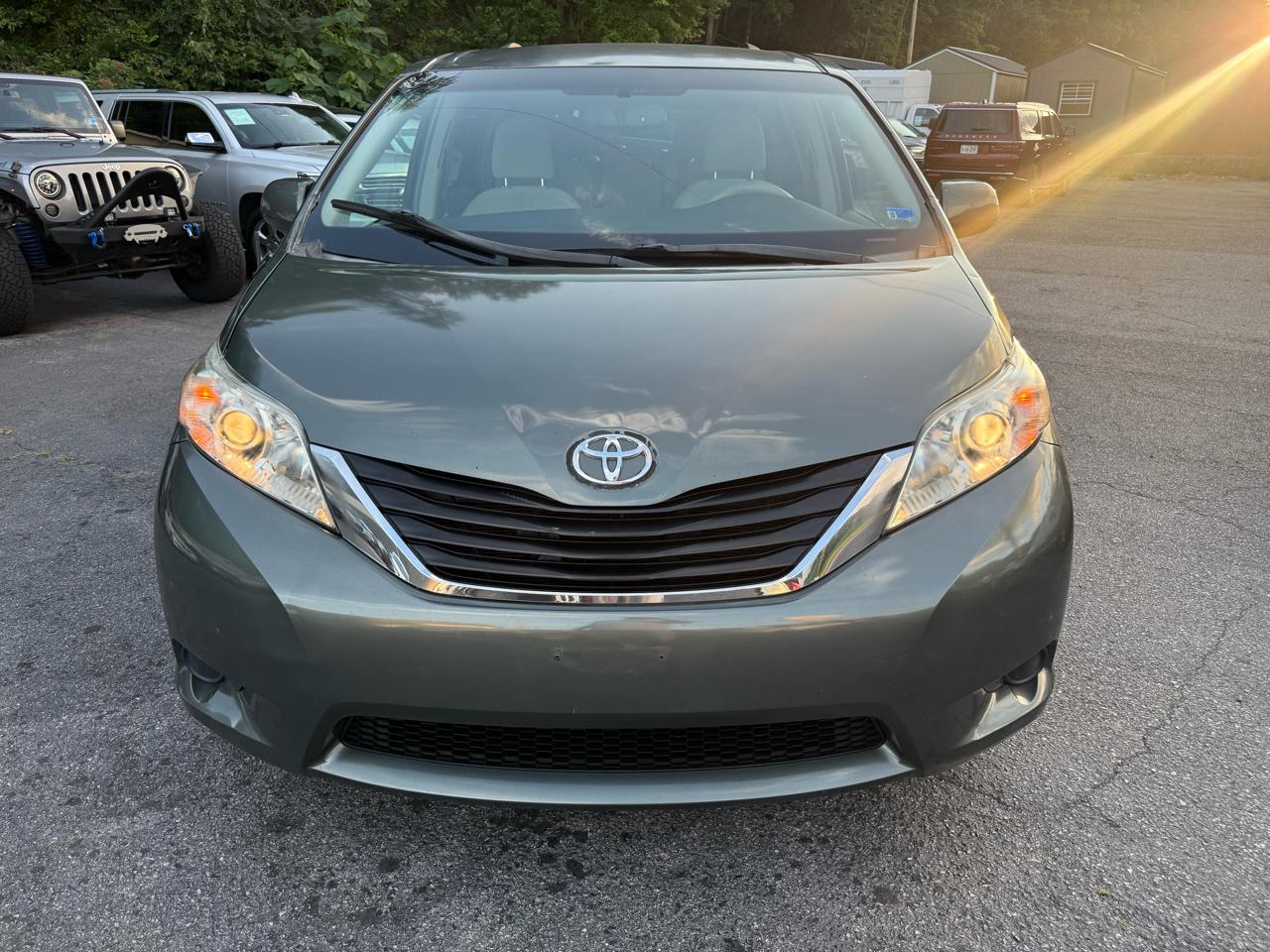 Toyota Sienna 5dr 7-Pass Van V6 LE FWD (Natl) 2011