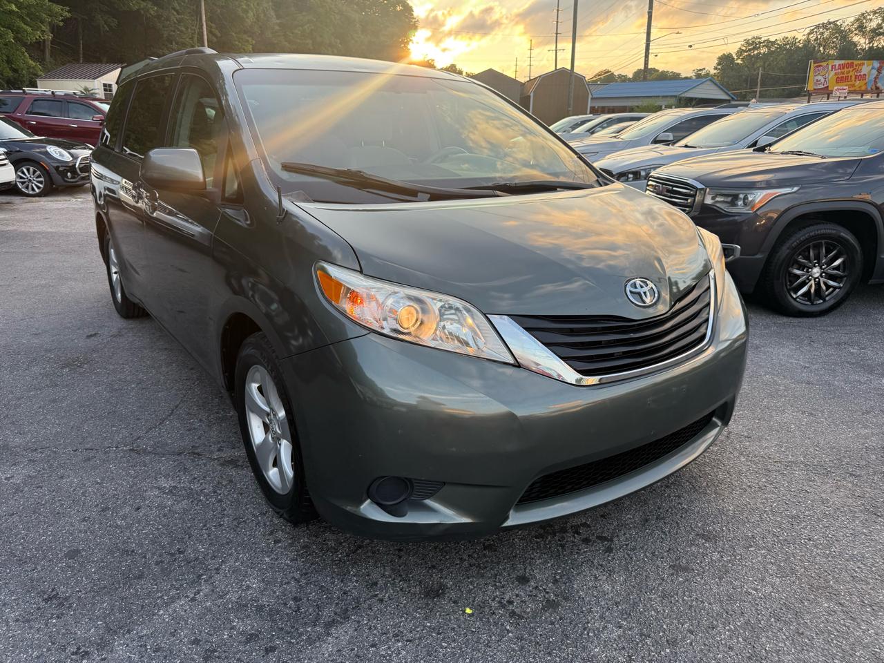 Toyota Sienna 5dr 7-Pass Van V6 LE FWD (Natl) 2011