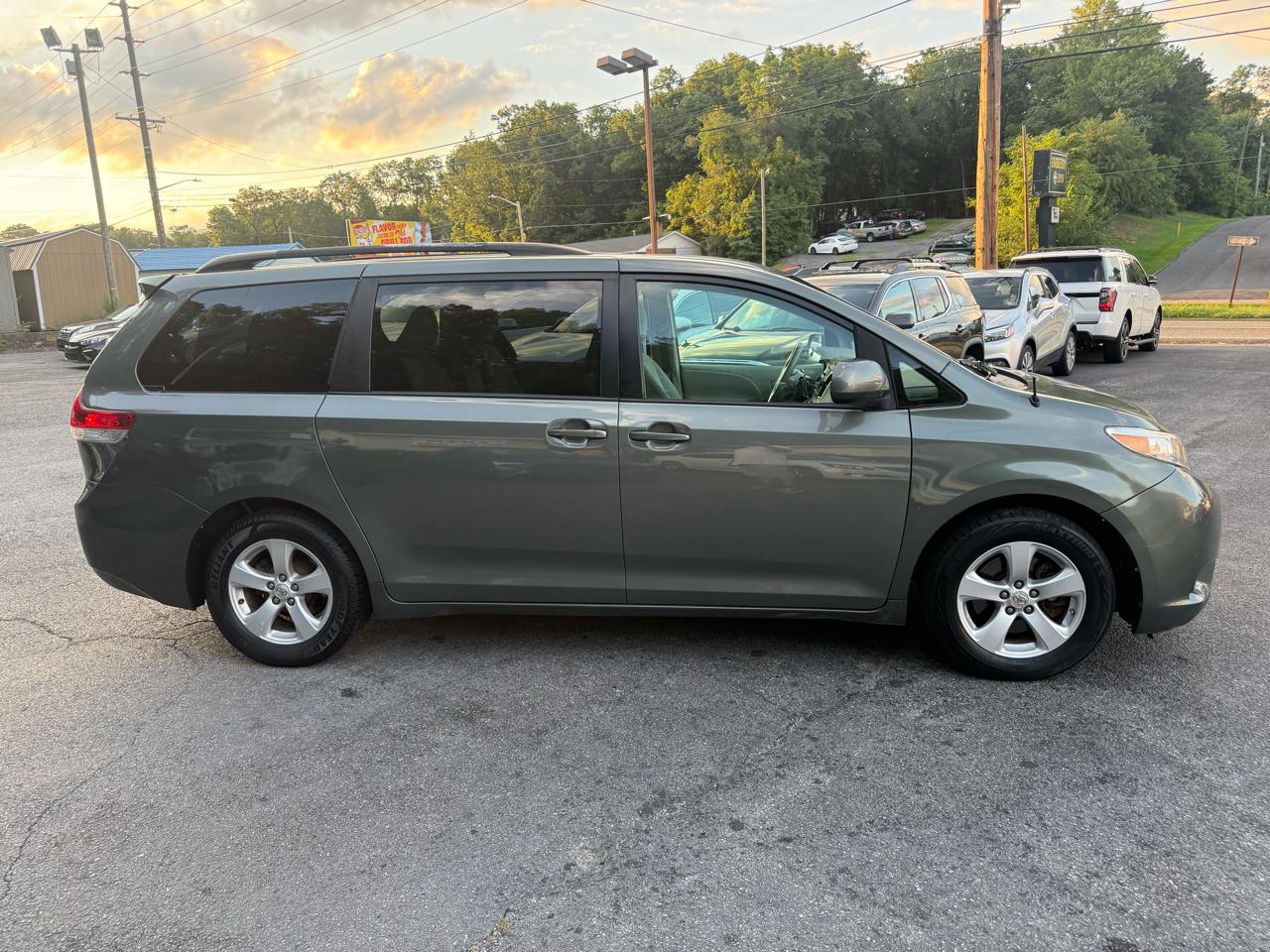 Toyota Sienna 5dr 7-Pass Van V6 LE FWD (Natl) 2011