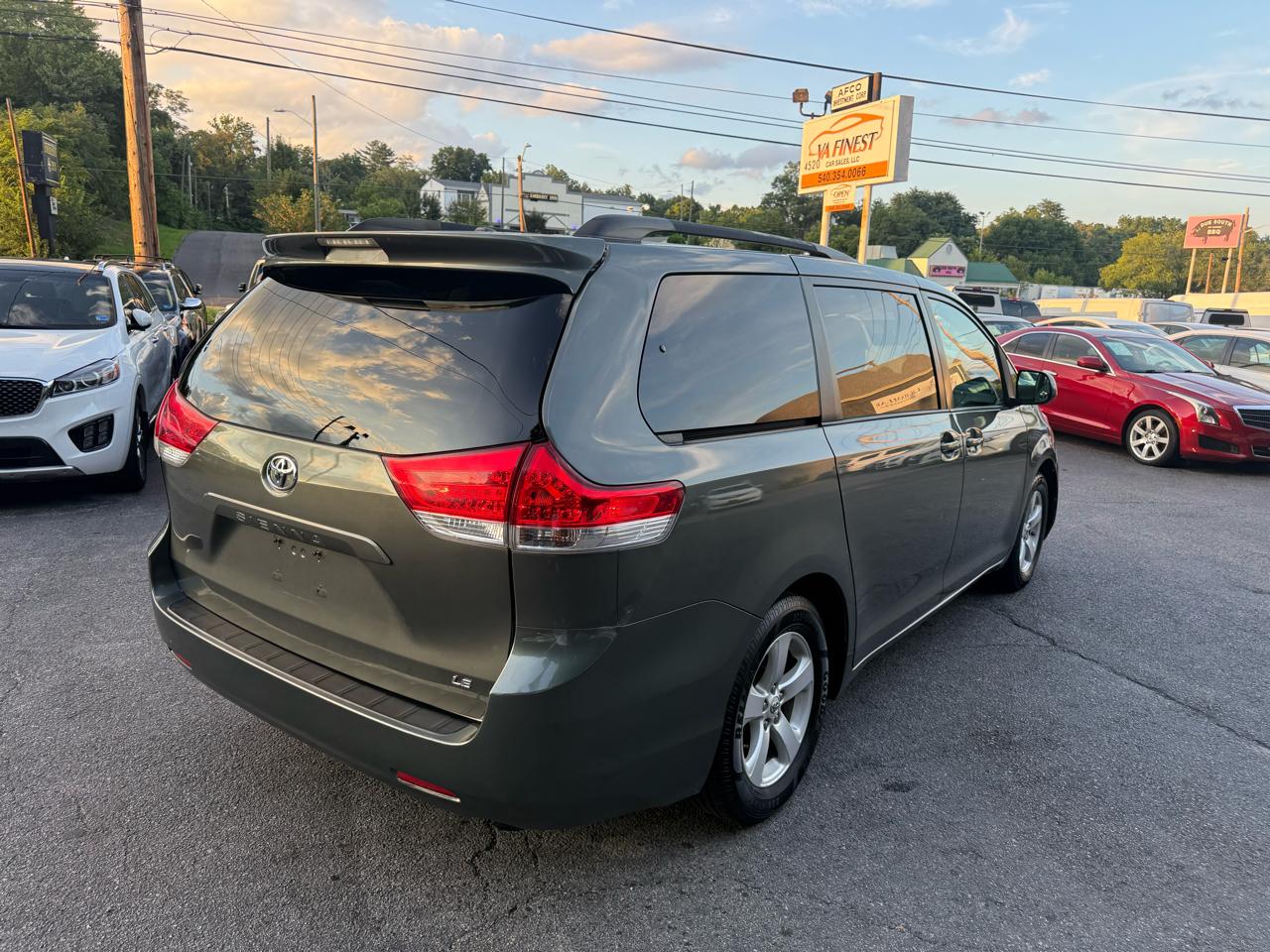 Toyota Sienna 5dr 7-Pass Van V6 LE FWD (Natl) 2011