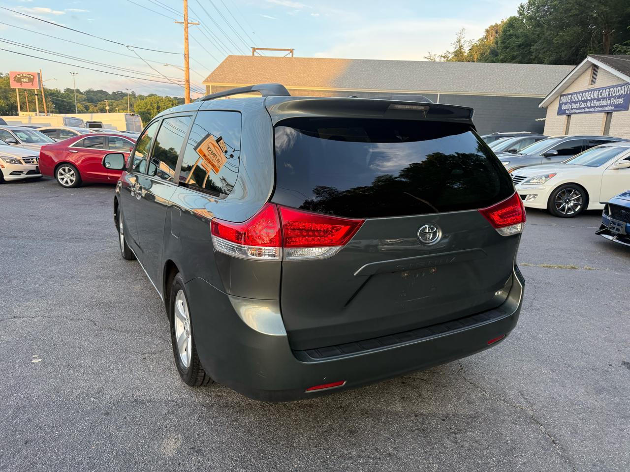 Toyota Sienna 5dr 7-Pass Van V6 LE FWD (Natl) 2011