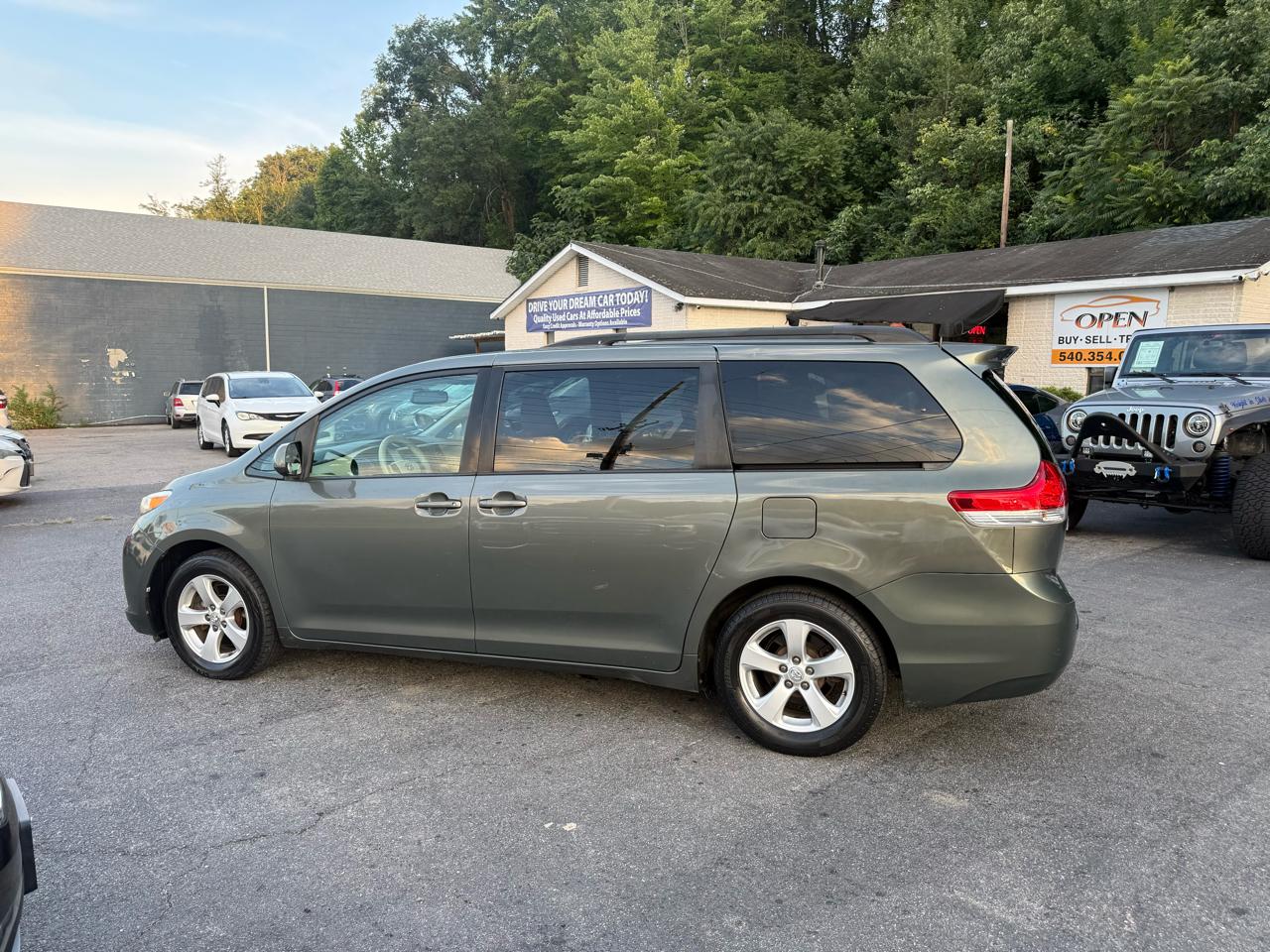 Toyota Sienna 5dr 7-Pass Van V6 LE FWD (Natl) 2011