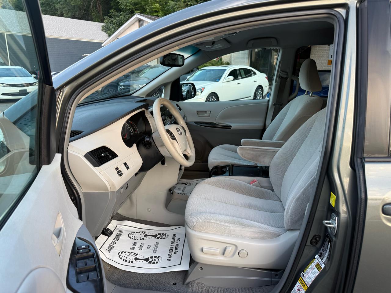 Toyota Sienna 5dr 7-Pass Van V6 LE FWD (Natl) 2011